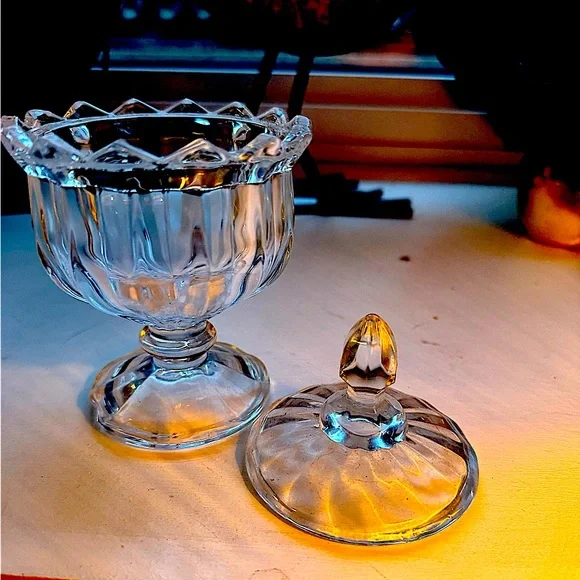 Small vintage crystal dish with lid. - Picture 2 of 3